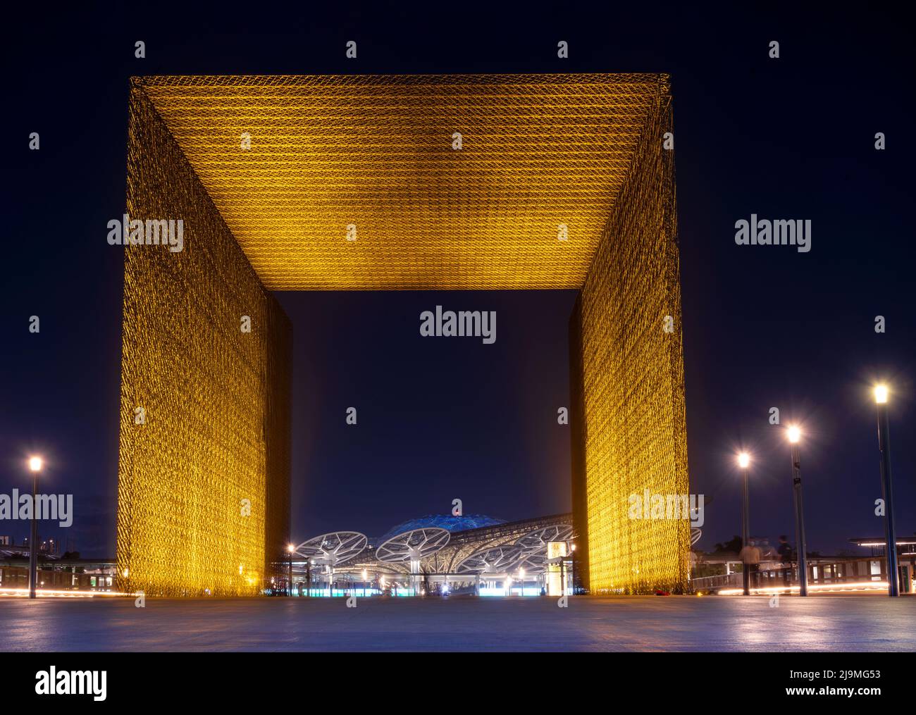 Vista notturna del cancello d'ingresso al Sustainability Pavilion al Dubai Expo 2020 Foto Stock