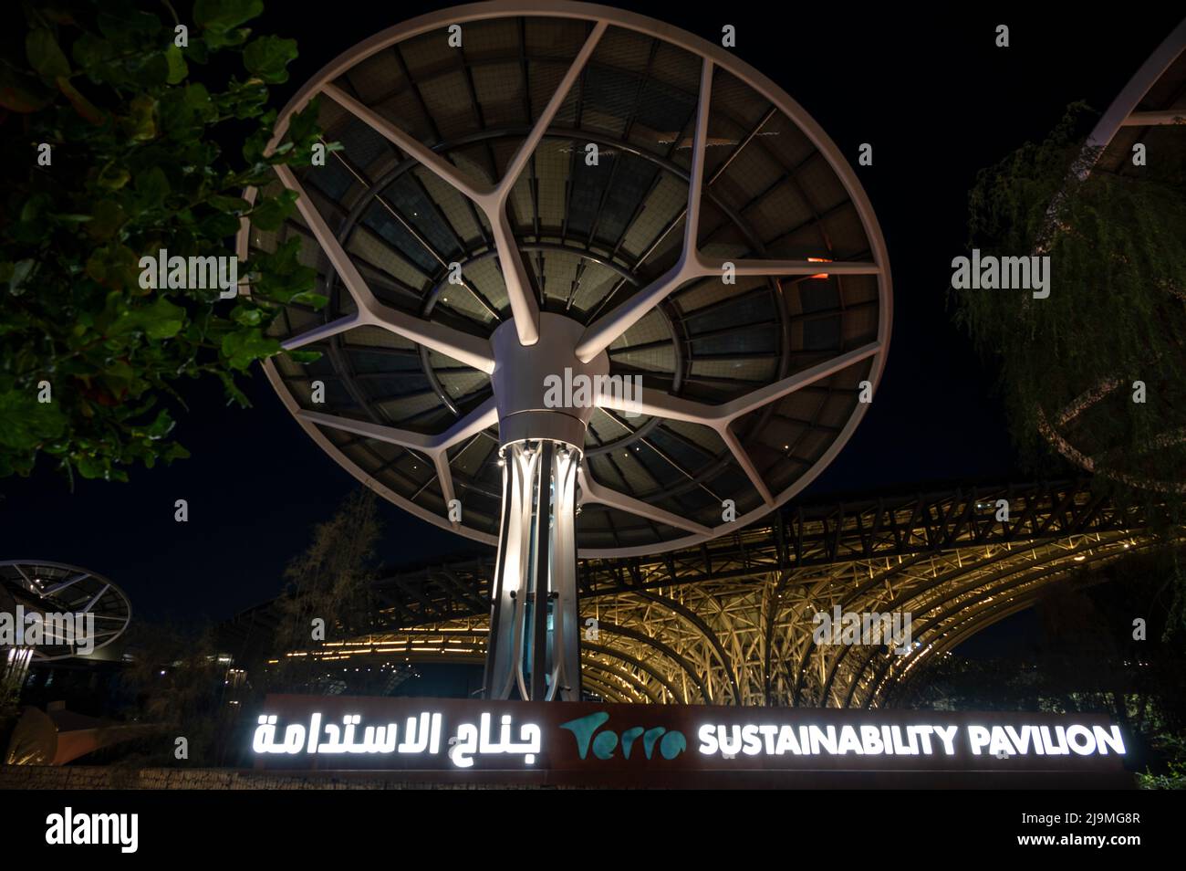 Vista notturna del cancello d'ingresso al Sustainability Pavilion al Dubai Expo 2020 Foto Stock