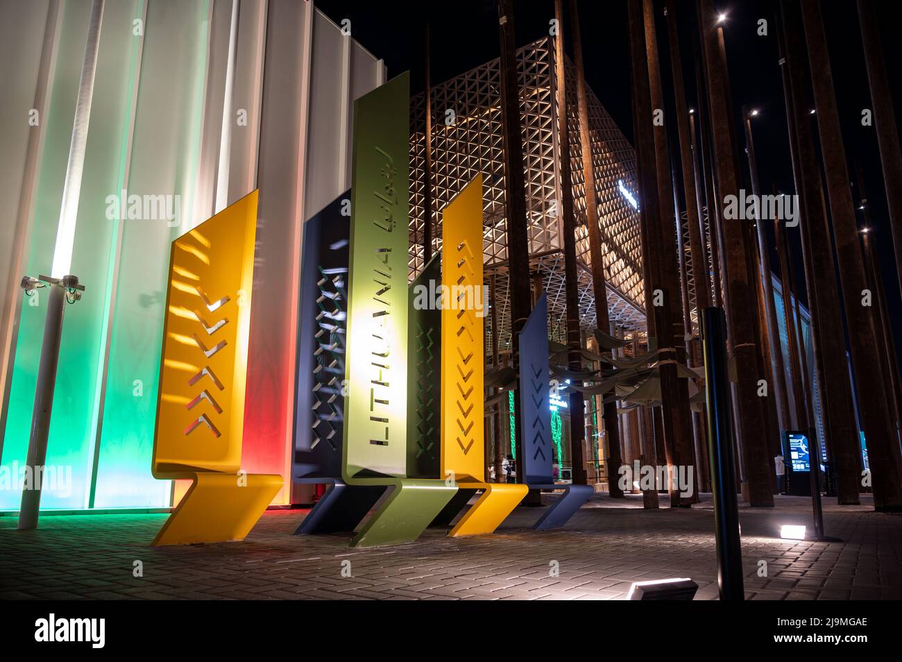 Il padiglione lituano splendidamente illuminato all'Expo 2020 Dubai, UAE . Foto Stock