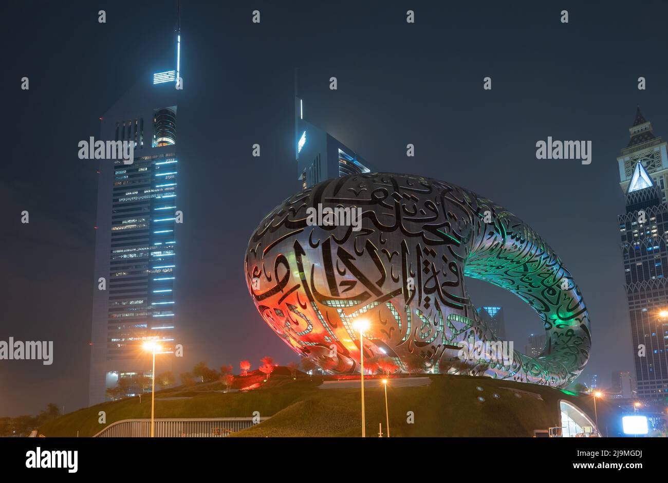 Vista illuminata del Museo del futuro, situato nel quartiere finanziario di Dubai, Emirati Arabi Uniti. Foto Stock