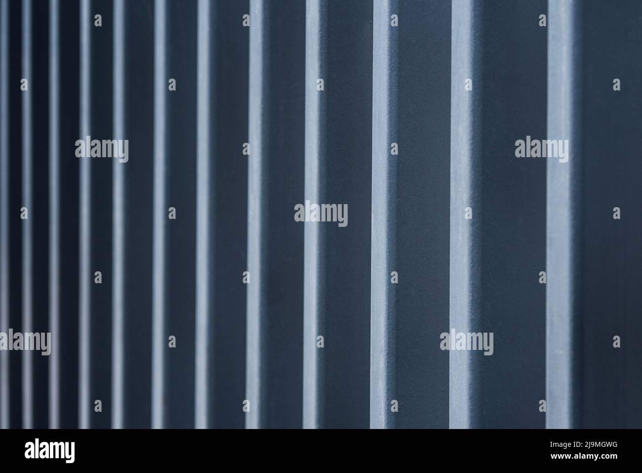 I tubi in acciaio rettangolari a pareti sottili riempiti di calcestruzzo conferiscono un aspetto geometrico moderno e pulito e formano una barriera robusta. Foto Stock