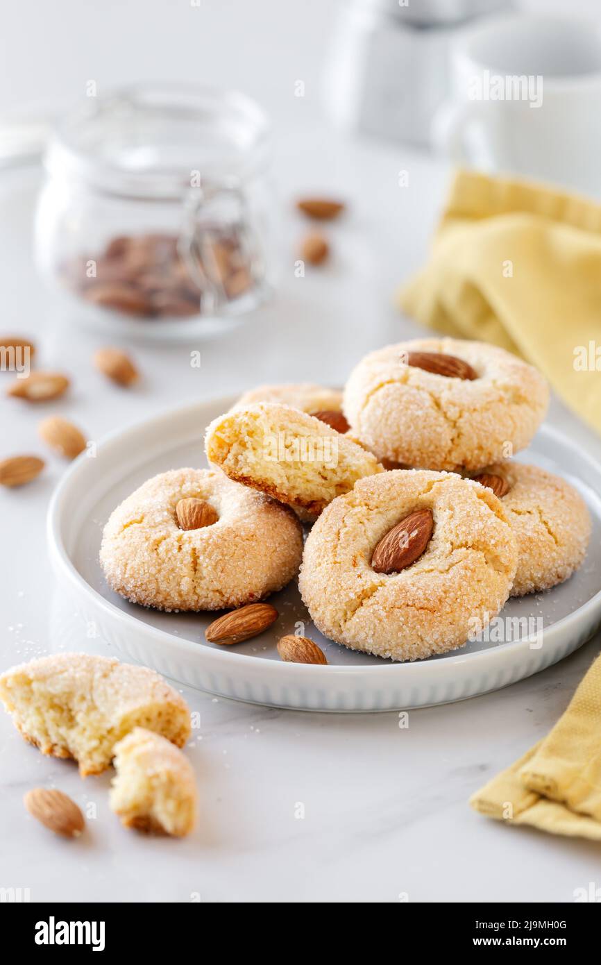 Biscotti dolci fatti in casa con amaretti sardi fatti in casa, fatti di farina di mandorle, su un piatto posto sul tavolo Foto Stock