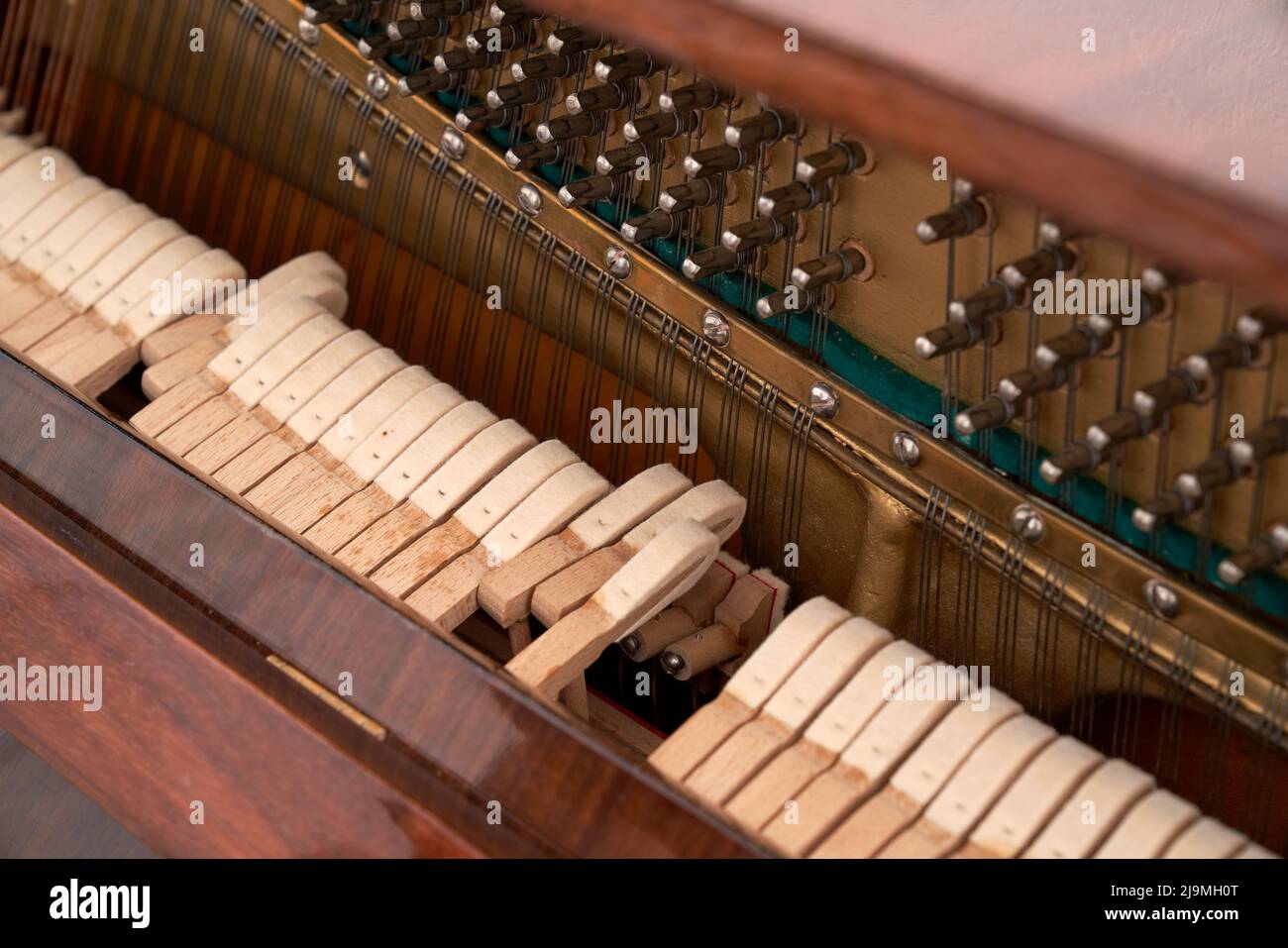 Costruzione interna di pianoforte interno in legno Foto Stock