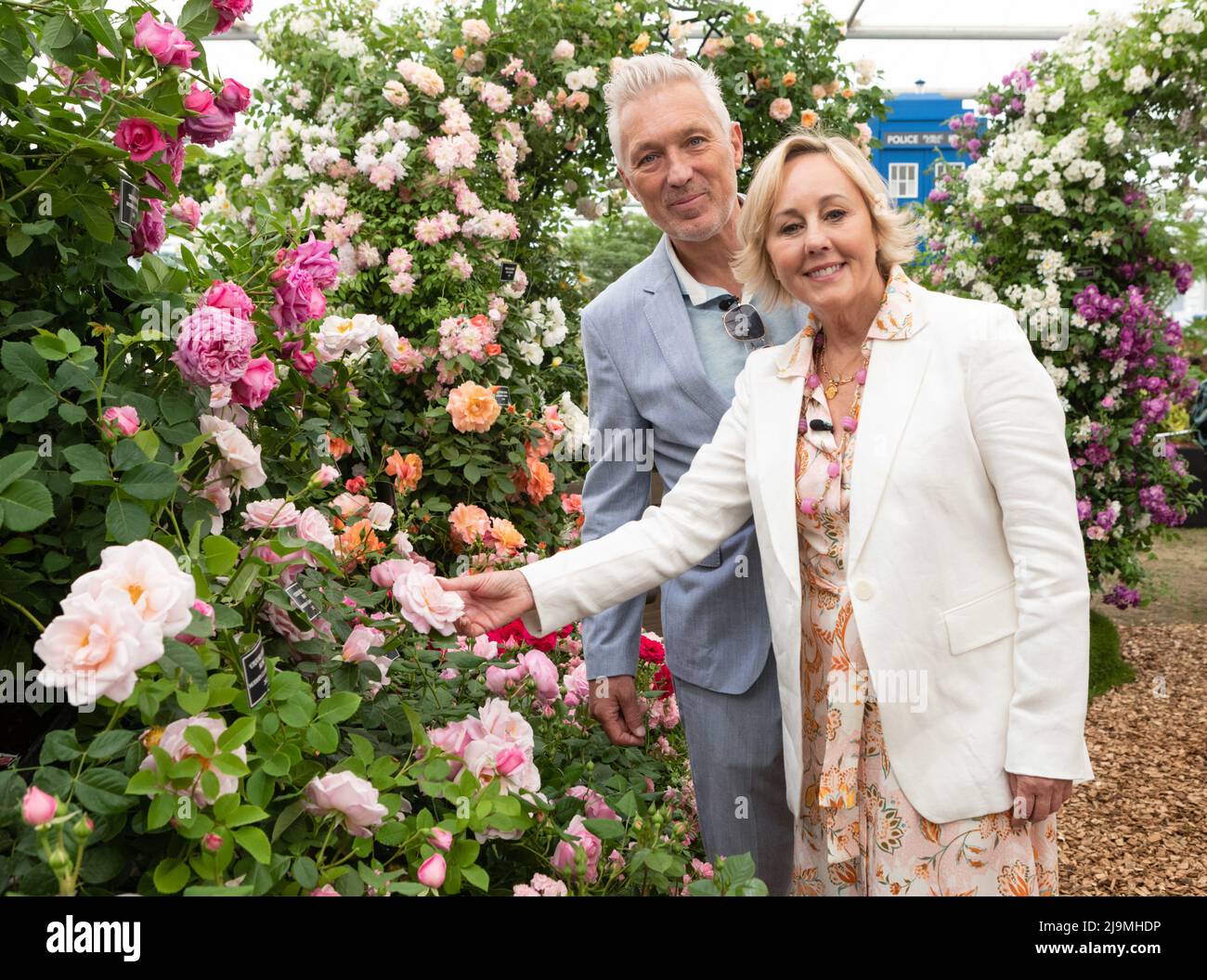 Martin e Shirlie Kemp camminano attraverso lo stand Peter Beales Roses al RHS Chelsea Flower Show. Foto Stock