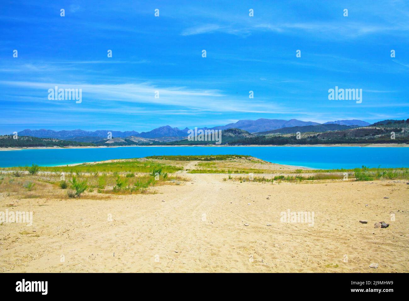 Bella calma blu turchese montagna lago nuoto, spiaggia di sabbia vuota - serbatoio Vinuela, zona di Malaga Foto Stock