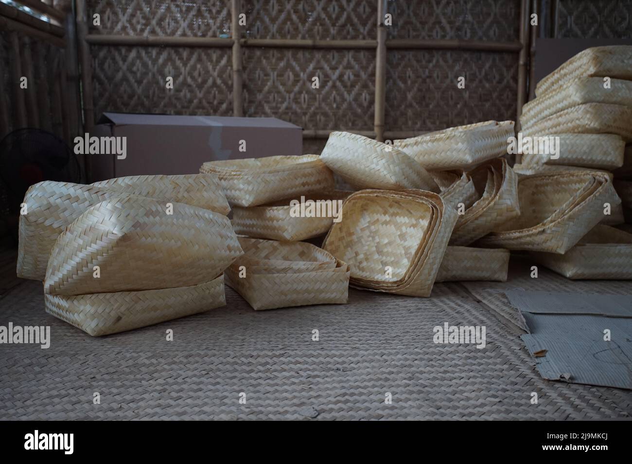Scatole tradizionali di bambù tessuti chiamato Besek in un magazzino a Brajan Bamboo Handicraft villaggio, Yogyakarta, Indonesia pronto per essere esportato all'estero. Foto Stock