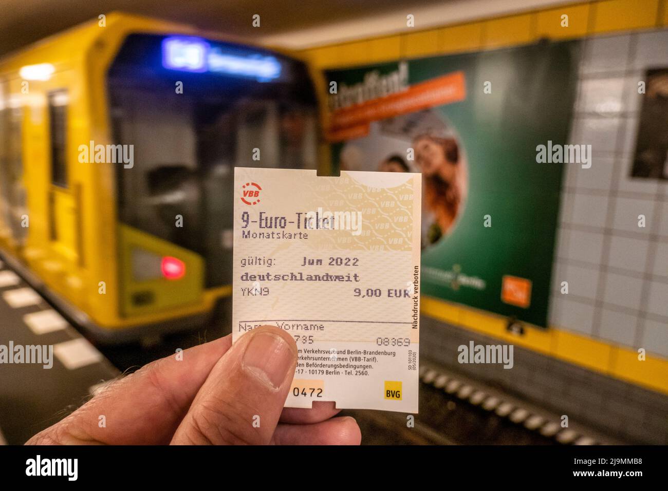 9 Euro biglietto, Verbilligtes Monatsticket für den ÖPNV und bundesweit alle Regionalzüge zum Kompensieren der hohen Spritpreise ab 1.Juni. 9-euro-ticke Foto Stock