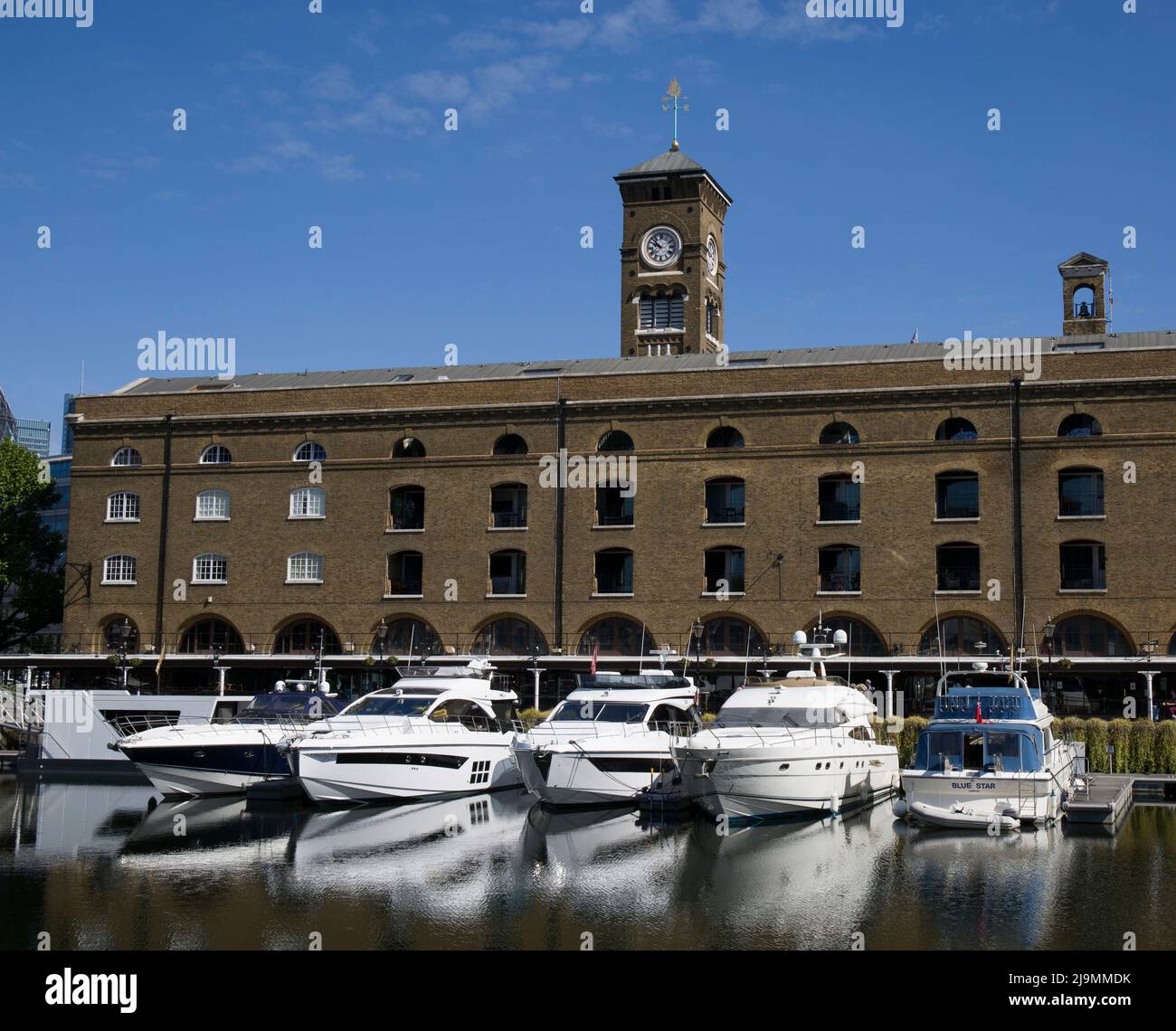 Barche ormeggiate Marina St Katharines Docks Tower Bridge Londra Foto Stock