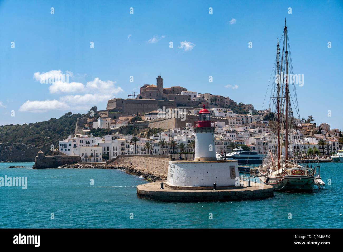Ibiza, Eivissa, Leuchtturm, Segelboot, Dalt Vila, Baleari, Spagna, Europa Foto Stock