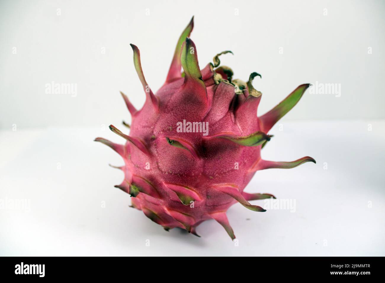 Pitaya o drago frutta su sfondo bianco Foto Stock