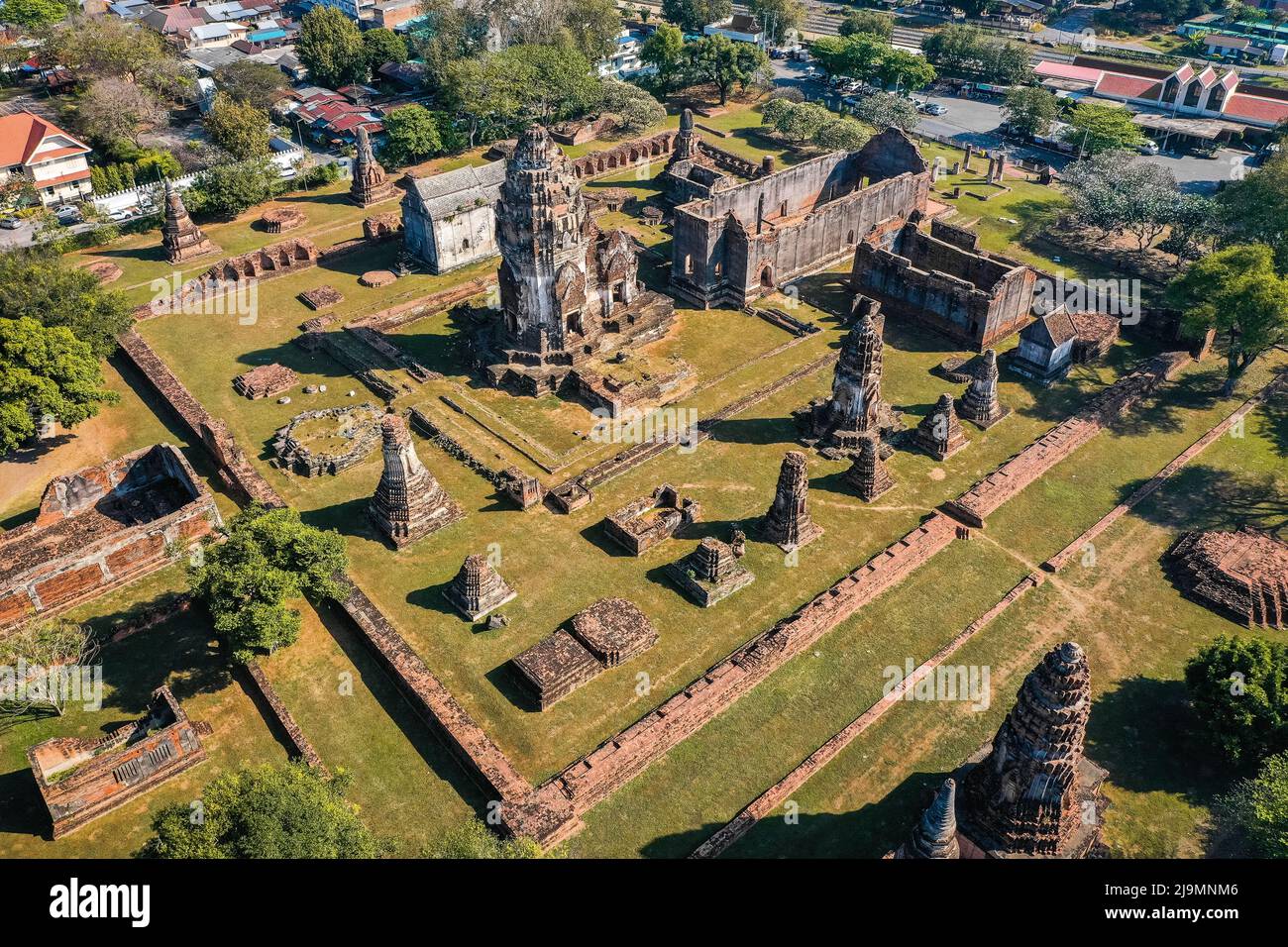 Vista aerea di Pra Prang Sam Yod o Phra Prang Sam Yot rovinare tempio con scimmie, a Lopburi, Thailandia Foto Stock