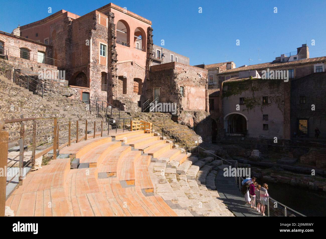 Vista dei posti a sedere all'aperto del Teatro 2 Romano semicircolare di Catania (Teatro Romano di Catania), Catania, Sicilia, Italia. (129) Foto Stock