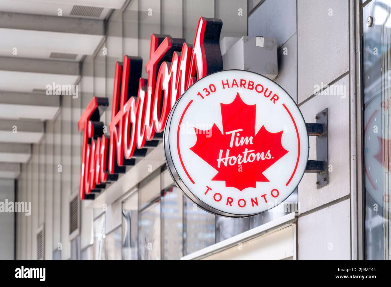 Segno di affari di una caffetteria Tim Horton. La catena alimentare e delle bevande è molto popolare nel paese. Foto Stock