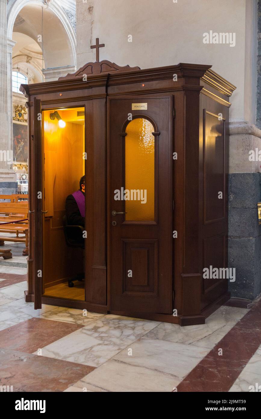 Scatola confessionale con un sacerdote in attesa di qualcuno che voglia confessare. Duomo di Catania (Duomo di Catania; Cattedrale di Sant'Agata), dedicato a Sant'Agata. Cattedrale di Sant'Agata Basilica Cattedrale di Sant'Agata. Catania, Sicilia. Italia. (129) Foto Stock