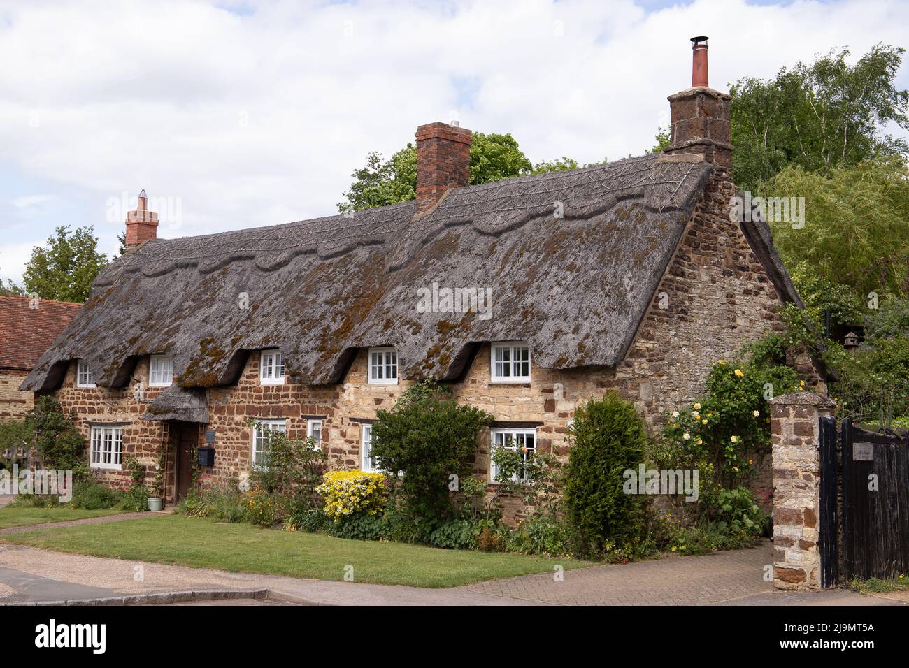 Cottage di paglia visto nel villaggio di Northamptonshire di Blisworth, preso 12th maggio 2022. Foto Stock