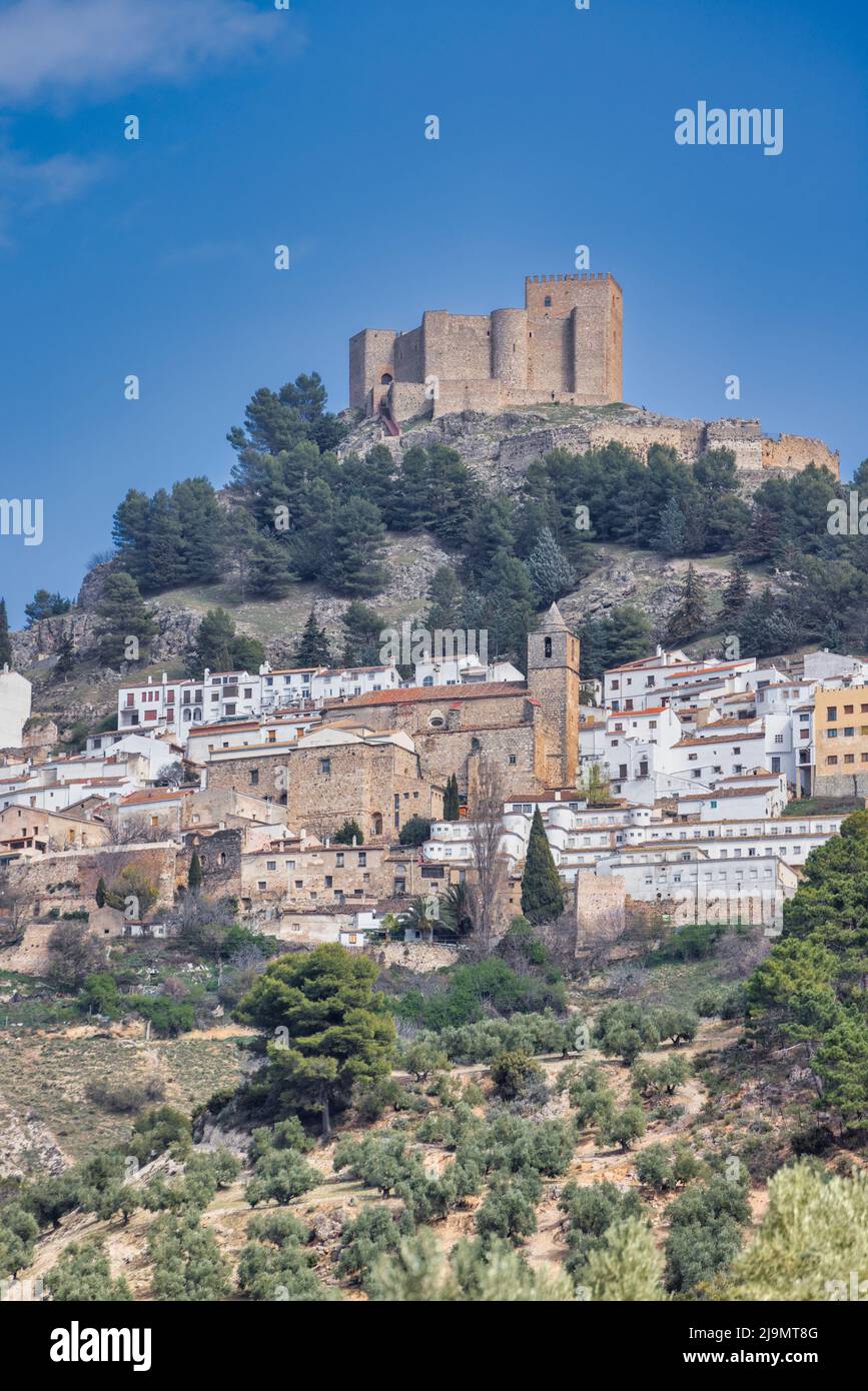 Segura de la Sierra, Provincia di Jaen, Andalusia, Spagna meridionale. Il villaggio si trova all'interno del Parco Naturale di Sierras de Cazorla, Segura y Las Villas. La c Foto Stock