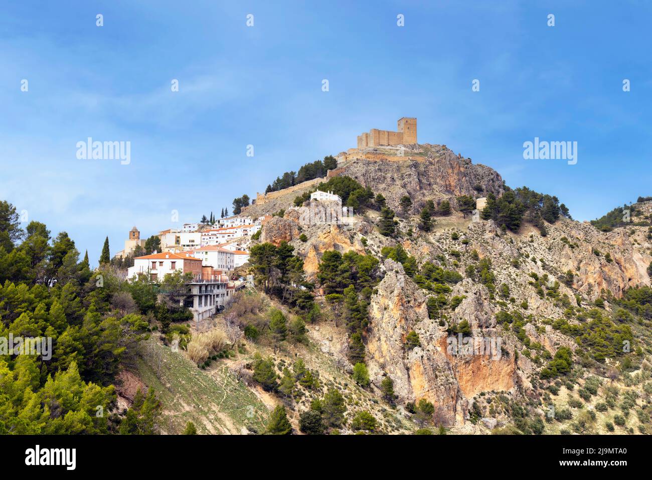 Segura de la Sierra, Provincia di Jaen, Andalusia, Spagna meridionale. Il villaggio si trova all'interno del Parco Naturale di Sierras de Cazorla, Segura y Las Villas. La c Foto Stock