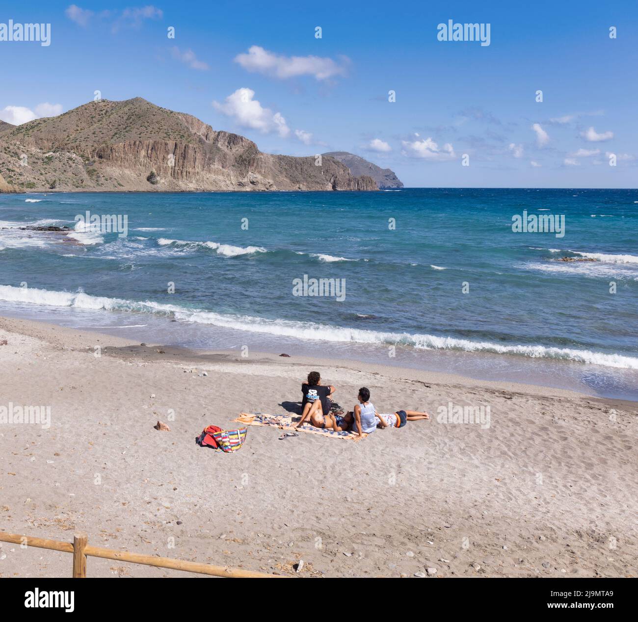 Spiaggia di la Isleta del Moro conosciuta anche come la Isleta, Parco Naturale Cabo de Gata-Nijar, Cabo de Gata, Provincia di Almeria, Andalusia, Spagna meridionale. Il Foto Stock