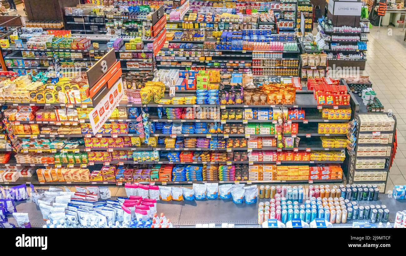 Vista ad alto angolo della merce all'interno di un negozio di alimentari. I prodotti sono stoccati in diversi scaffali. Foto Stock
