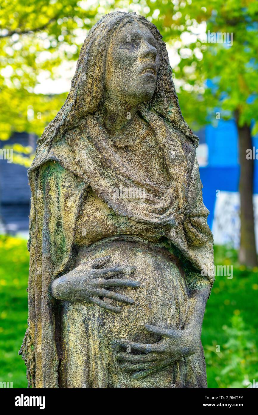 Scultura di una donna incinta sottile nel Parco d'Irlanda che è un tributo a tutti gli immigrati irlandesi che sono arrivati in Canada durante la Grande carestia Foto Stock