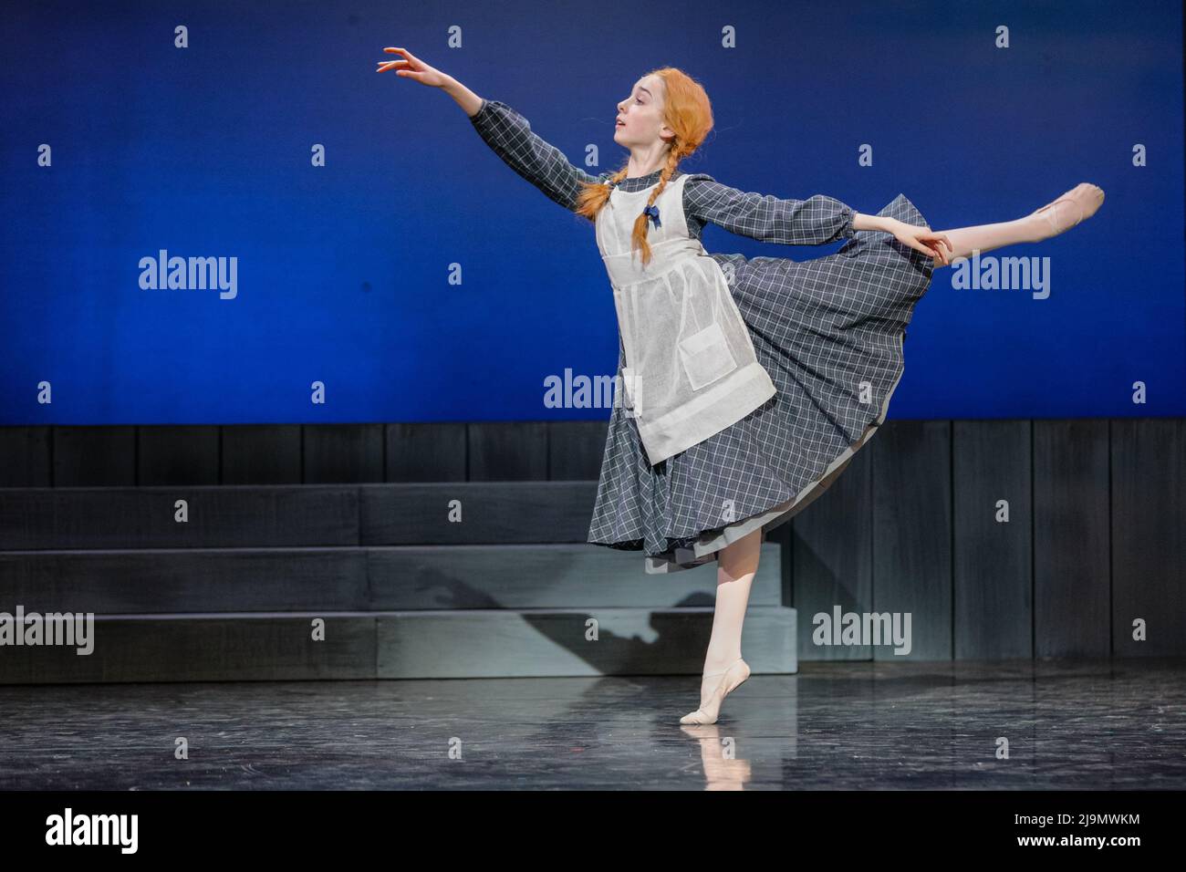 Londra, Regno Unito. 24th maggio 2022. Annelise Wainwright-Jones come Anne. London Children's Ballet presenta un nuovo balletto narrativo della tanto amata storia canadese Anne of Green Gables al Sadler's Wells Peacock Theatre. Racconta la storia di un vivace e fantasioso orfano di 11 anni che vive sull'isola del Principe Edoardo in Canada, con un cast di 48 giovani ballerini di età compresa tra i 9 e i 16 anni. Credit: Imagplotter/Alamy Live News Foto Stock