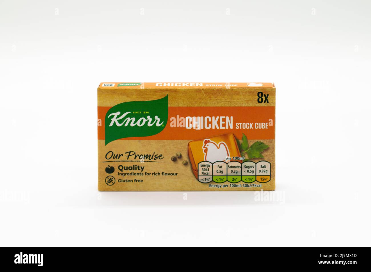 Irvine, Scozia, UK - 18 maggio 2022: Cubetti di brodo di pollo Knorr in una scatola di cartone con fondo bianco. L'imballaggio è riciclabile e contiene symbo Foto Stock