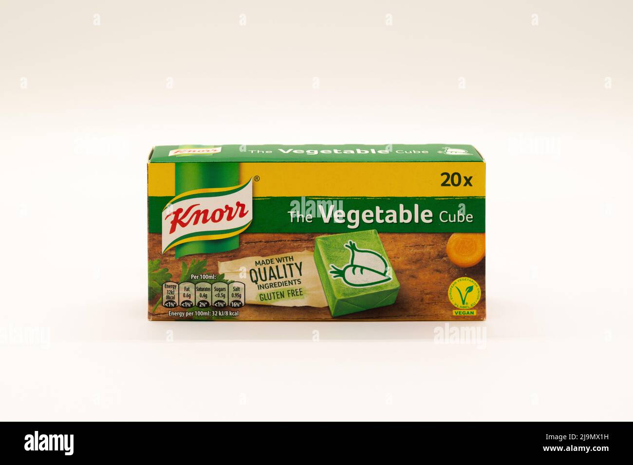 Irvine, Scozia, UK - 18 maggio 2022: Cubetti di brodo vegetale Knorr in una scatola di cartone con fondo bianco. L'imballaggio è riciclabile e contiene il sm Foto Stock