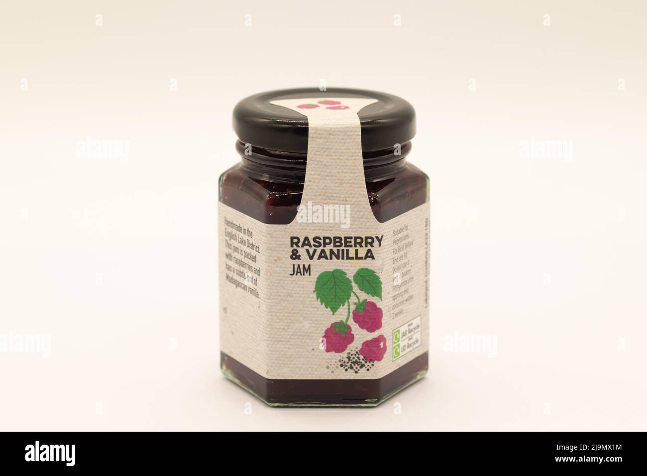 Irvine, Scotland, UK - 18 maggio 2022: Marmellata di lamponi e vaniglia del marchio Lakeland contenuta in un vaso di vetro e coperchio di metallo che è riciclabile lungo w Foto Stock