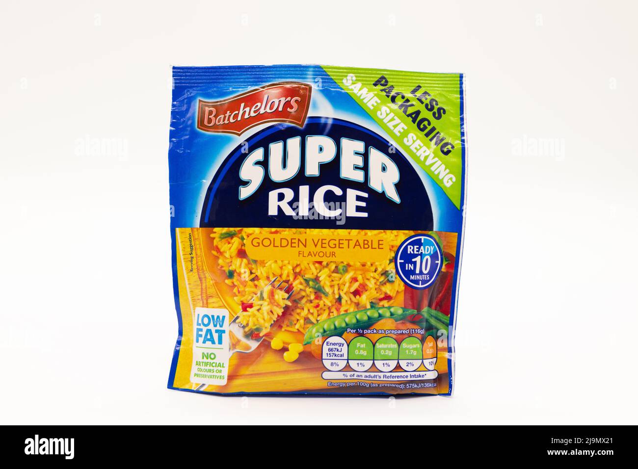 Irvine, Scotland, UK - 18 maggio 2022: Batchelors branded Golden Vegetable super riso in sacchetto che mostra i simboli relativi di energia Foto Stock