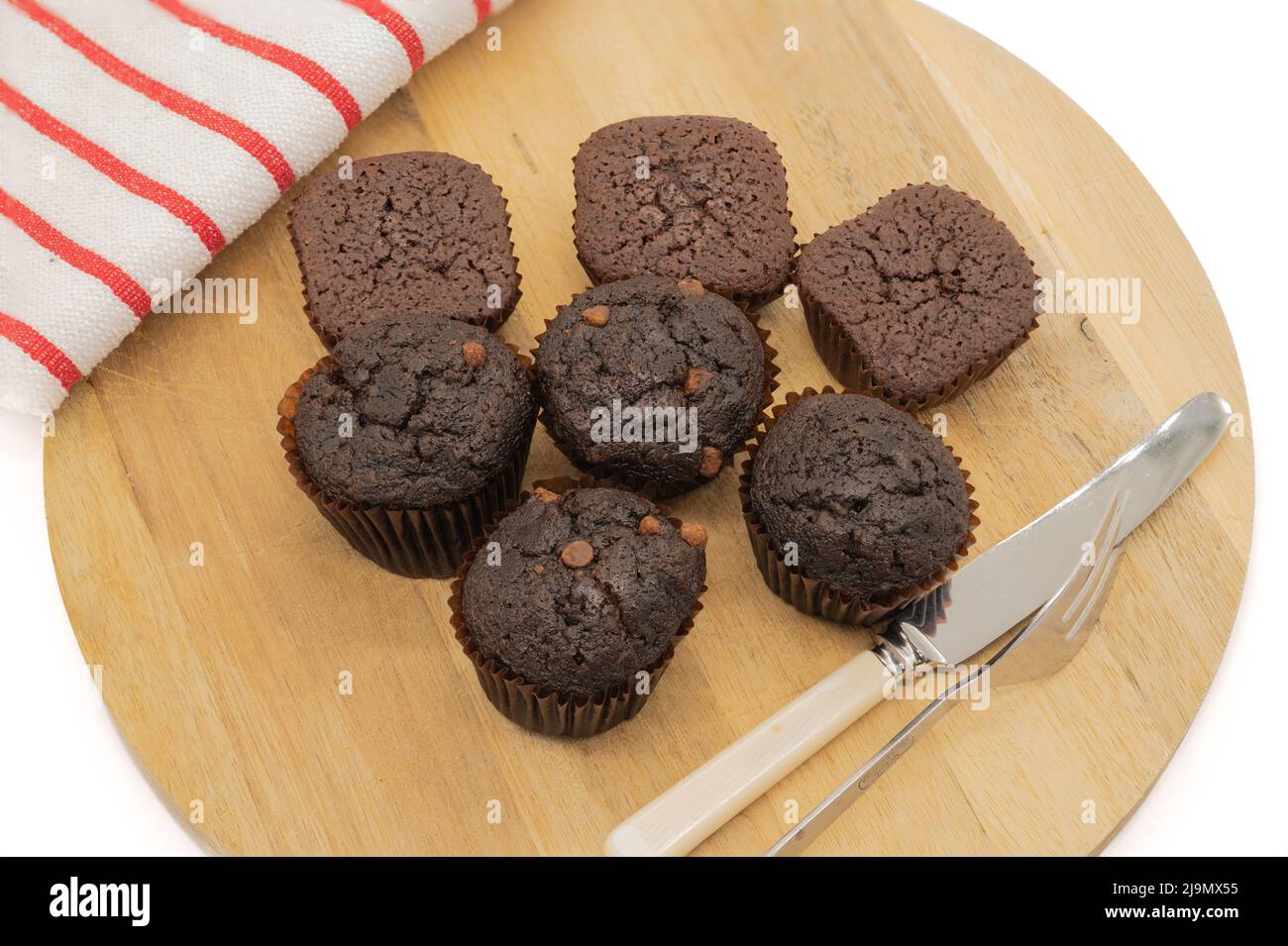 Biscotti al cioccolato appena fuori il forno che si raffredda e pronto a mangiare. Sdraiati su un asse di legno in cucina. Foto Stock