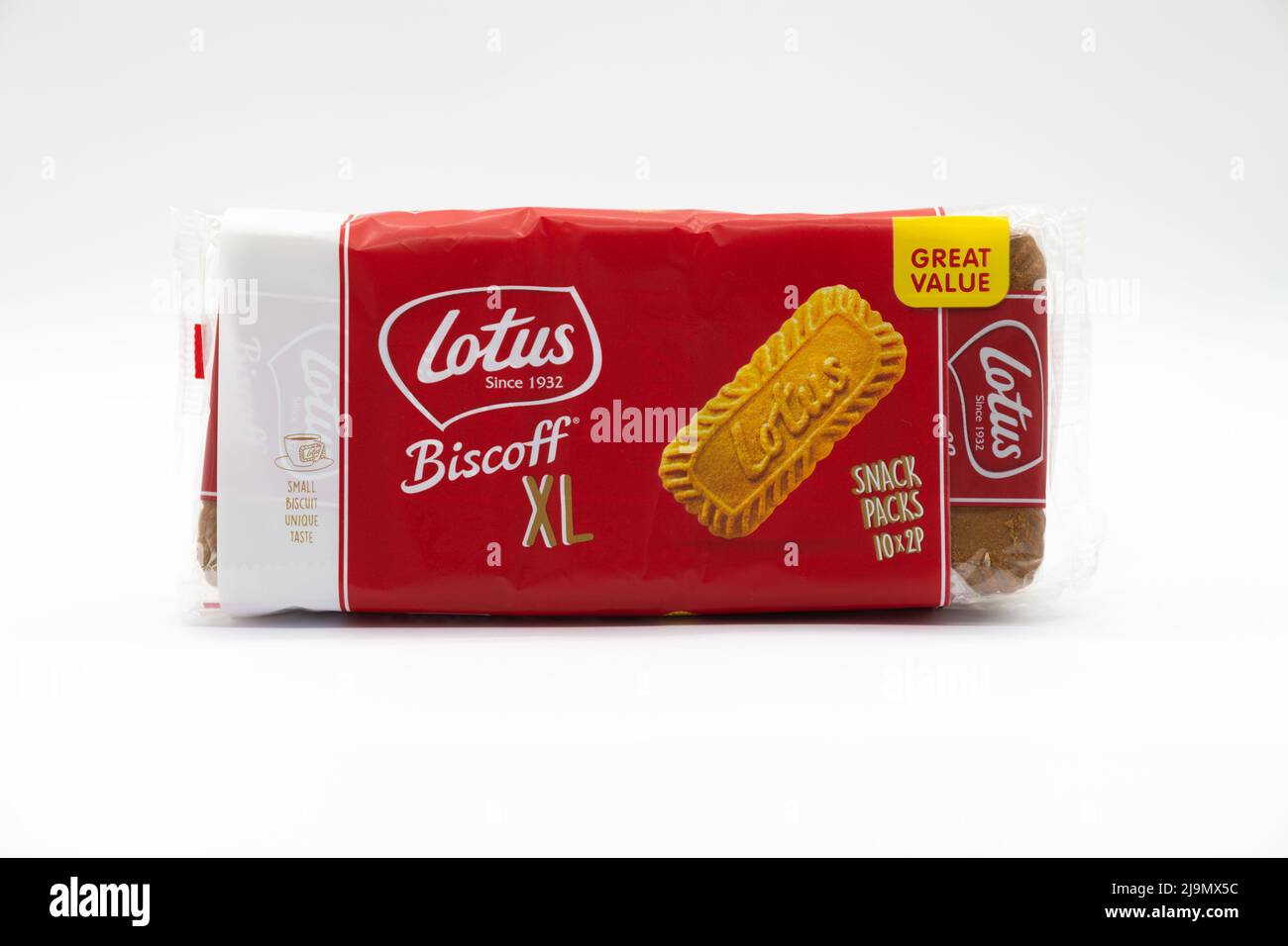 Irvine, Scotland, UK - 18 maggio 2022: Biscotti Biscoff XL a marchio Lotus contenuti in un involucro di plastica che al momento non è riciclabile. Foto Stock