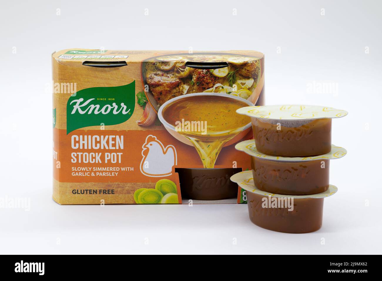 Irvine, Scozia, UK - 18 maggio 2022: Pentole di brodo di pollo Knorr in una scatola di cartone con fondo bianco. La confezione è riciclabile e contiene il simbolo Foto Stock