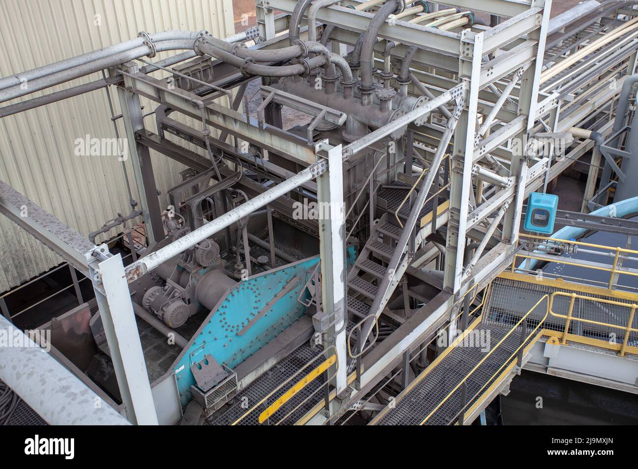 Simmetria ndustriale: Una rete di metallo, tubi e ringhiere Foto Stock