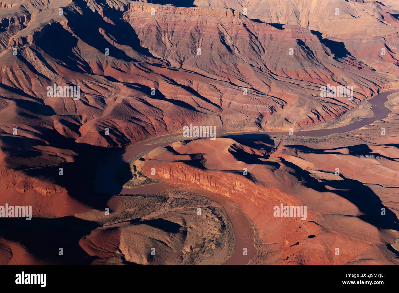 Vista aerea panoramica dall'elicottero al Grand Canyon del Colorado con il fiume Colorado nel mezzo, Arizona, USA Foto Stock