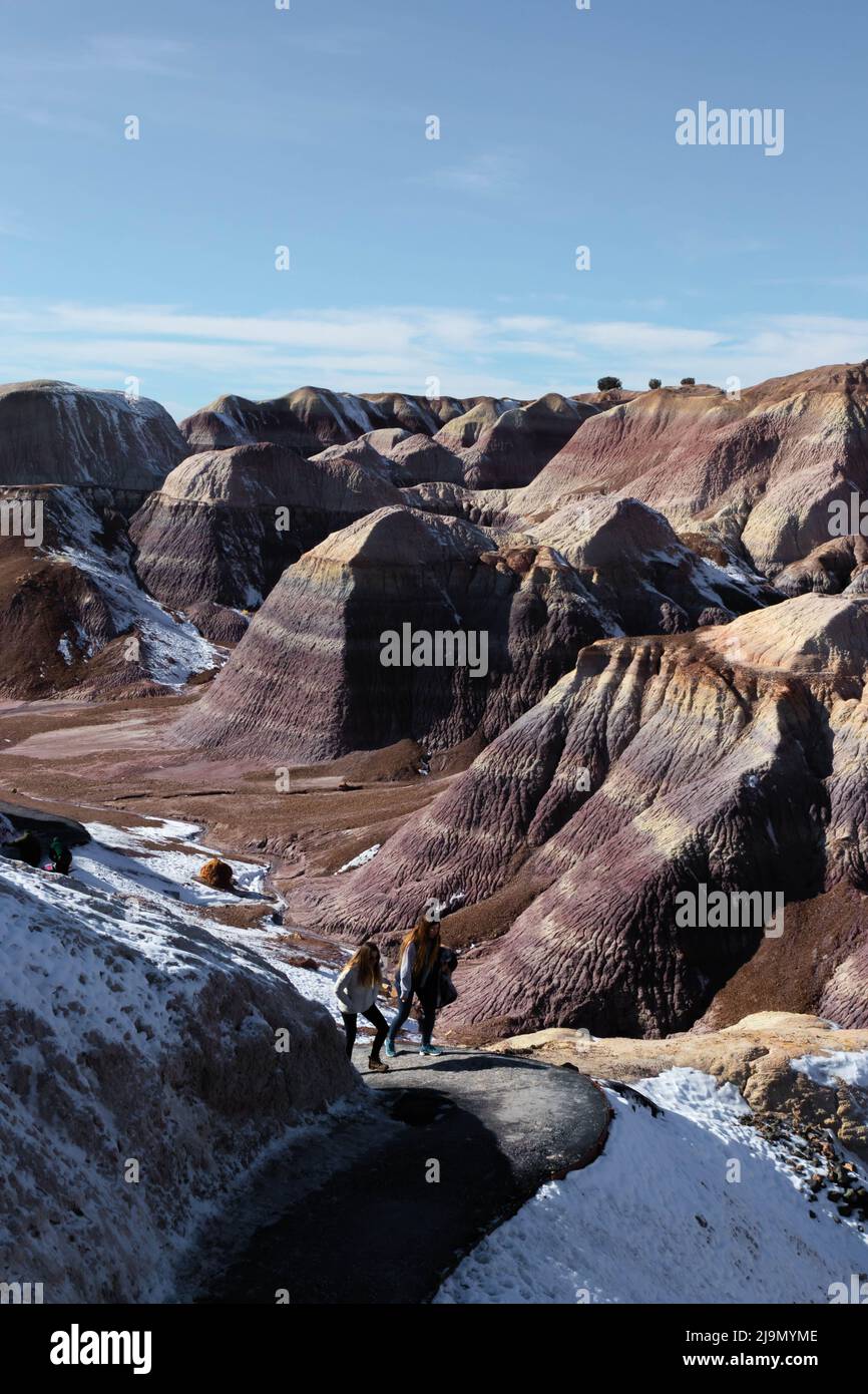 Due ragazze che camminano a Blue Mesa Trail nel deserto dipinto, Foresta pietrificata, Arizona, Stati Uniti Foto Stock