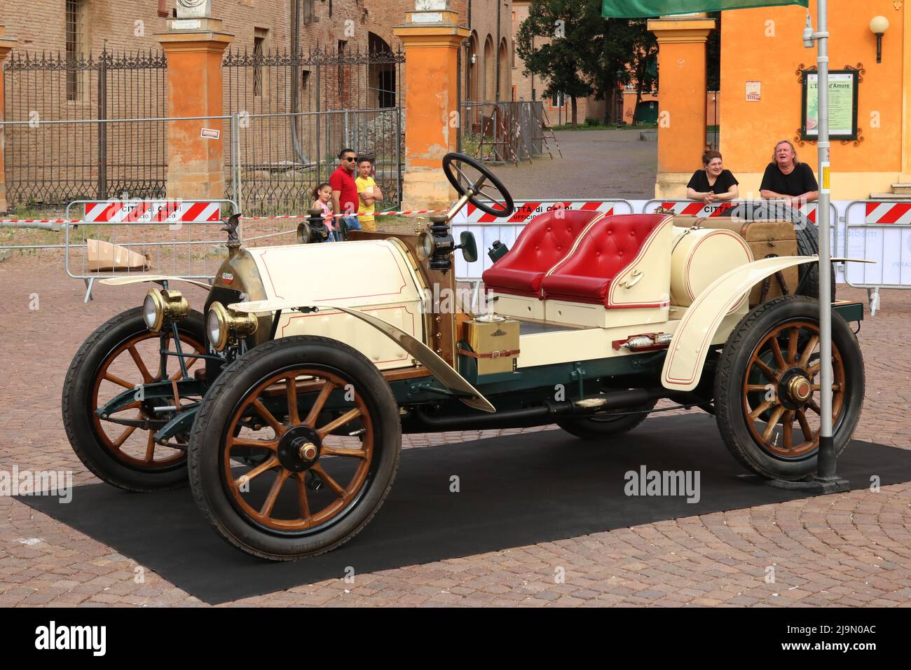Carpi (Modena) Italy, 2022 maggio, vista laterale di un'antica vettura italiana Aquila del 1910, una classica vettura da collezione d'epoca Foto Stock