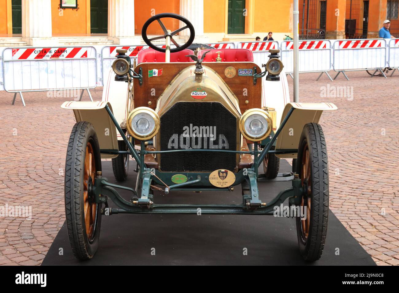 Carpi (Modena) Italy, 2022 maggio, vista frontale di un'antica vettura italiana Aquila del 1910, una classica vettura da collezione d'epoca Foto Stock