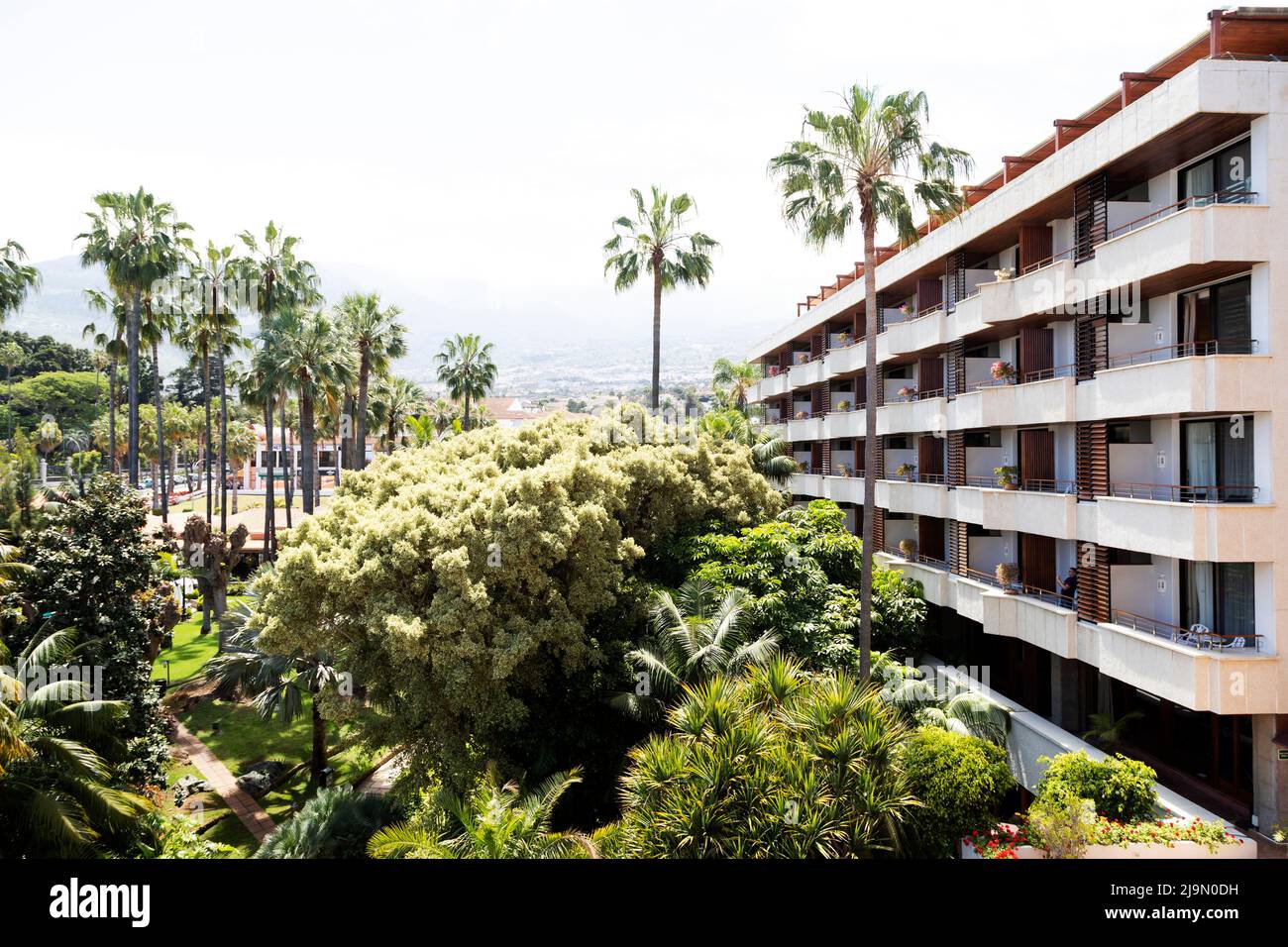 Facciata dell'Hotel Botanico a Puerto de la Cruz, Spagna. L'hotel di lusso ha una spa di lusso e un giardino ben curato. Foto Stock