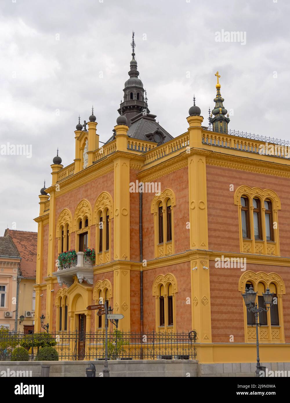 Novi Sad, Serbia - 21 settembre 2021: Palazzo episcopale e la Torre della Cattedrale di San Giorgio al centro di Zmaj Jovina Street. Foto Stock