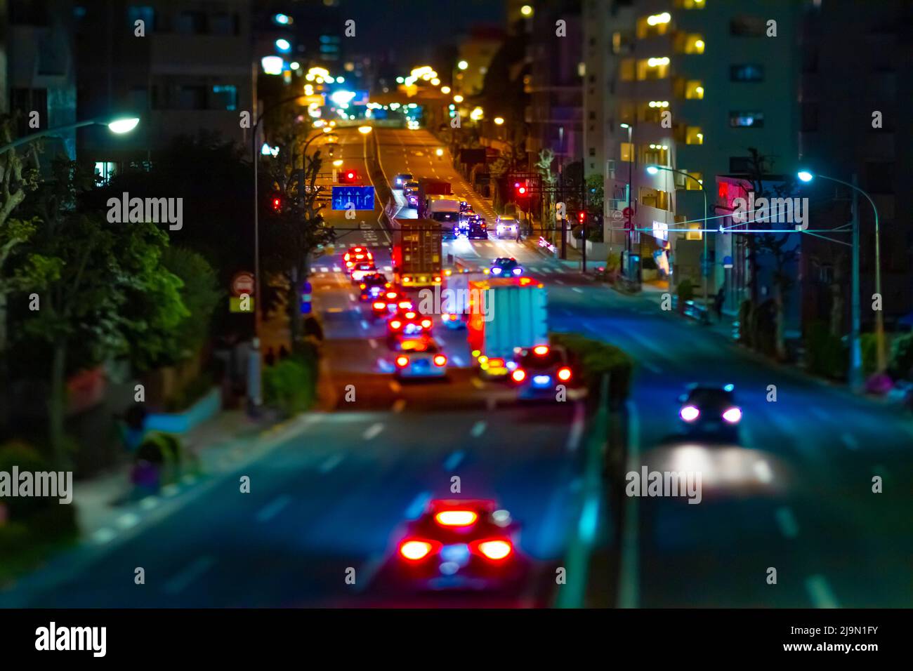 Una notte di traffico in miniatura nella strada del centro di Tokyo Foto Stock