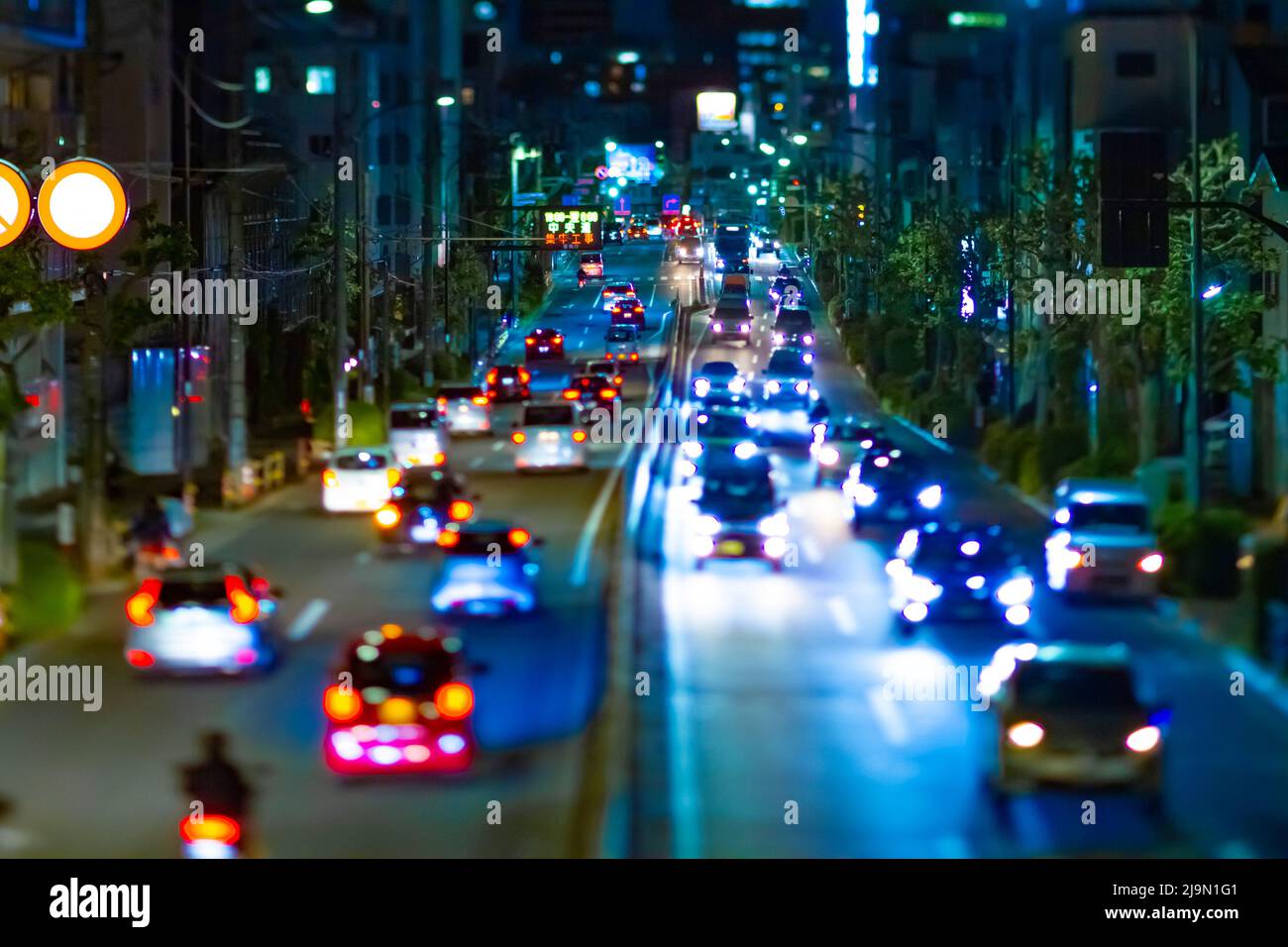 Una notte di traffico in miniatura nella strada del centro di Tokyo Foto Stock