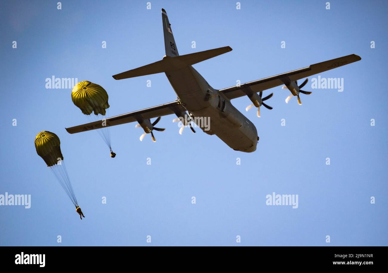 Paracadutisti che saltano fuori da un aereo di trasporto dell'aeronautica americana Lockheed Martin C-130 Hercules. Paesi Bassi - 21 settembre 2019 Foto Stock