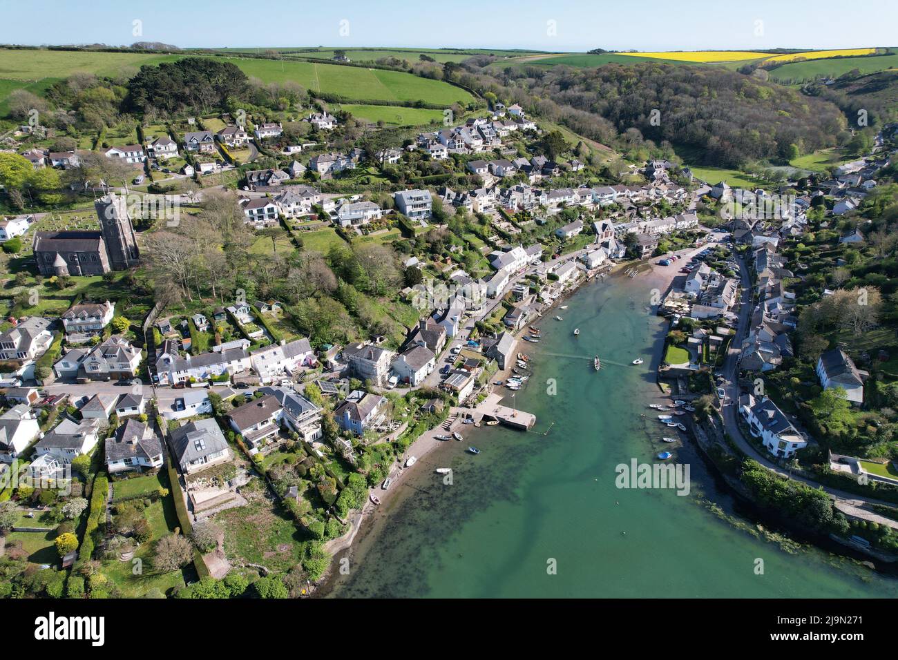 Villaggio di Noss mayo nel Devon sud Inghilterra, vista aerea del drone Foto Stock