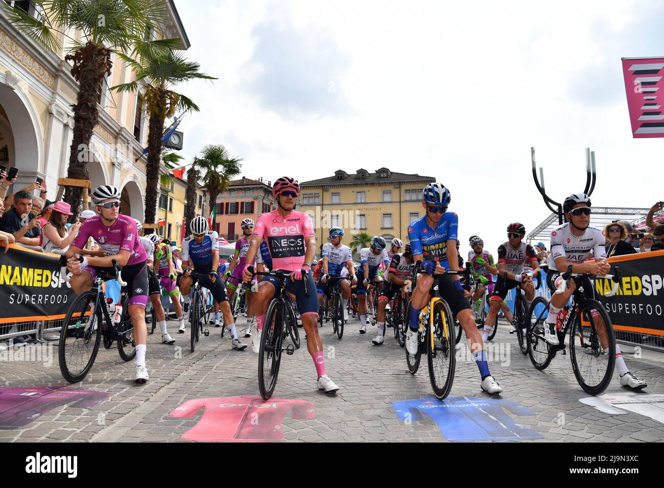 Foto Gian Mattia D'Alberto / LaPresse 24 Maggio 2022 Salò, Italia sport ciclismo giro d'Italia 2022 - edizione 105 - tappa 16 - Salò - Aprica (vino Sforzato) nella foto: i corridori alla partenza Photo Gian Mattia D'Alberto / LaPresse May 24, 2022 Salò, Italy sport Cycling giro d'Italia 2022 - edizione 105th - tappa 16 - da Salò ad Aprica (tappa del vino Sforzato) nella foto: I Ryders alla partenza/ (Foto: La Presse / PRESSINPHOTO) Foto Stock