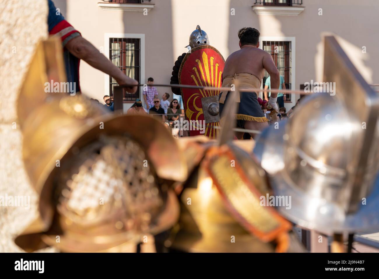 Merida, Estremadura, Spagna - 22 maggio 2022 - Inaugurazione dell'edizione XXXII dell'EMERITA LUDICA nel Tempio di Diana con la sua lotta gladiatrice Foto Stock