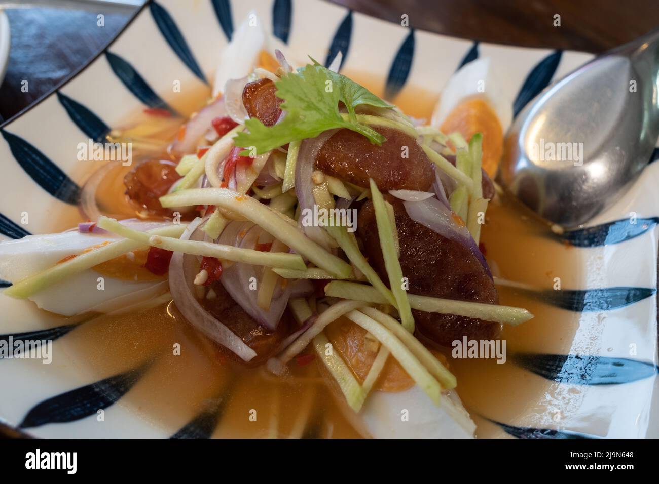 Stile thailandese, uova salate e insalata speziata di salsiccia cinese. Foto Stock