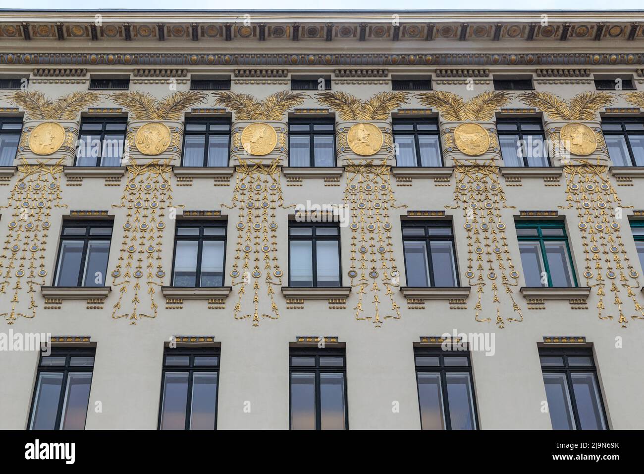 VIENNA, AUSTRIA - 22 MAGGIO 2019: Questi sono i madalloni dorati sulla facciata della Casa con medaglioni (architetto otto Wagner). Foto Stock