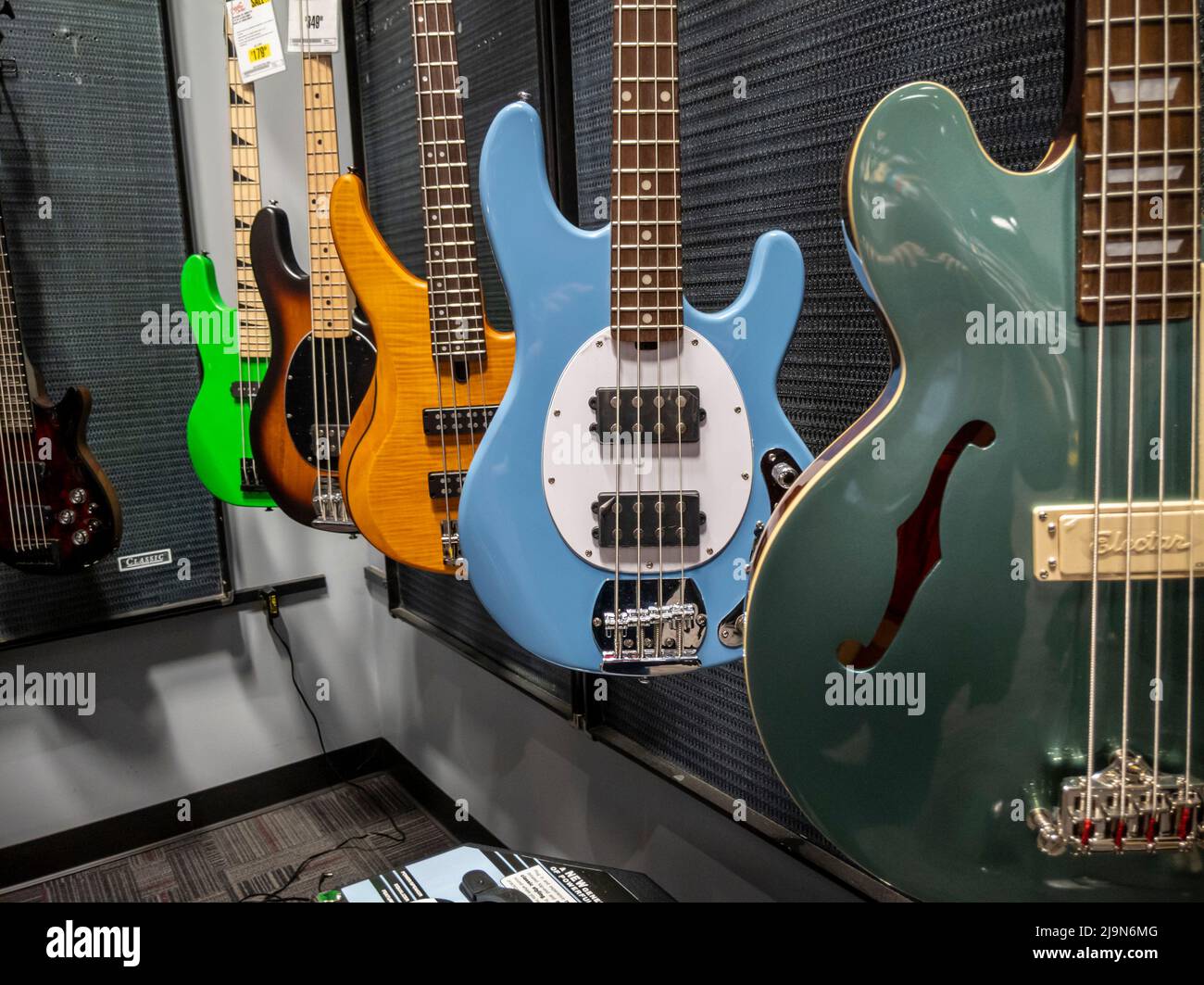 Lynnwood, WA USA - circa Maggio 2022: Vista di varie chitarre basso in vendita all'interno di un negozio di strumenti musicali Guitar Center. Foto Stock