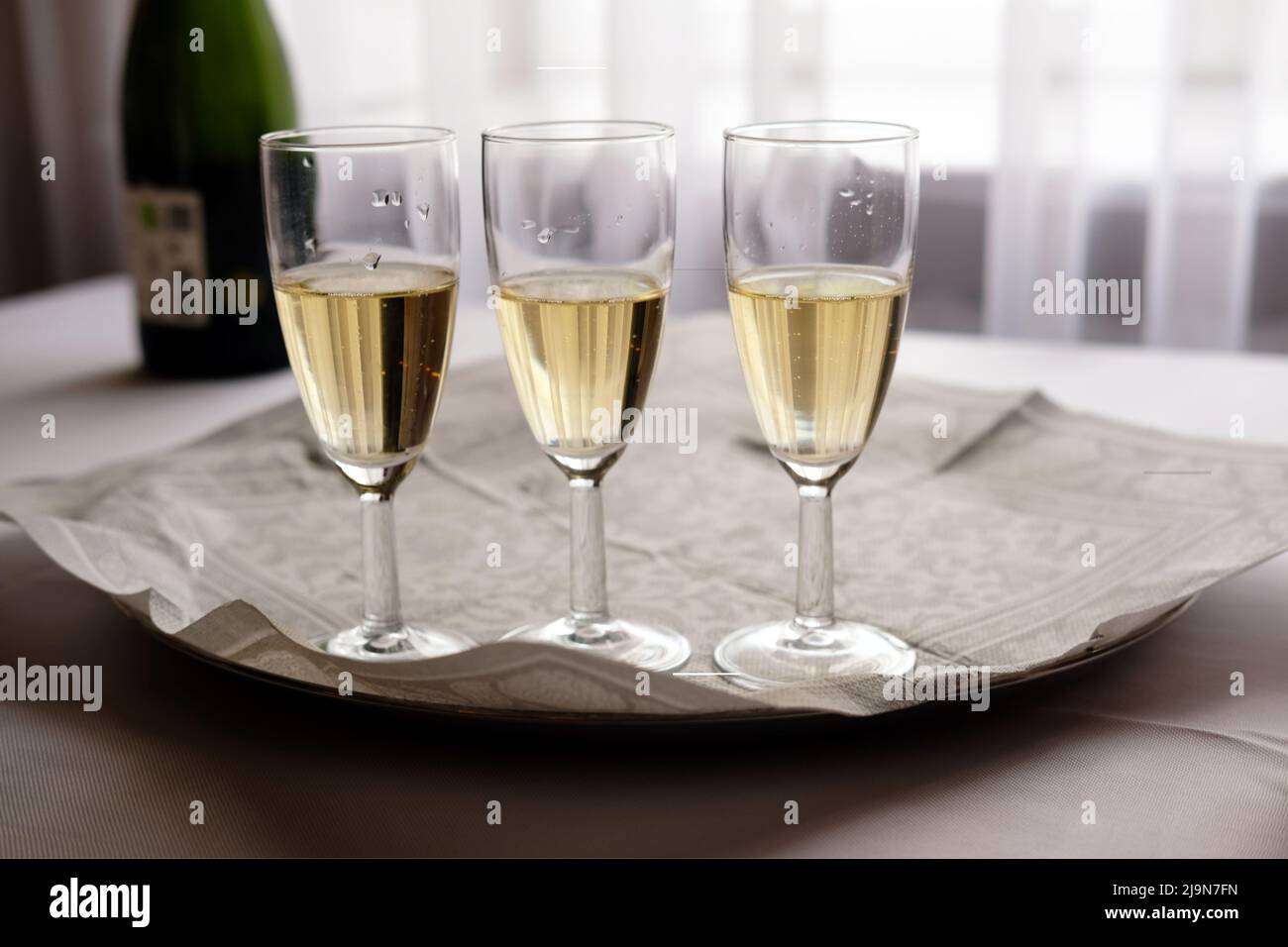 Tre bicchieri di chmpagne sul tavolo impostato per festeggiare al ristorante Foto Stock