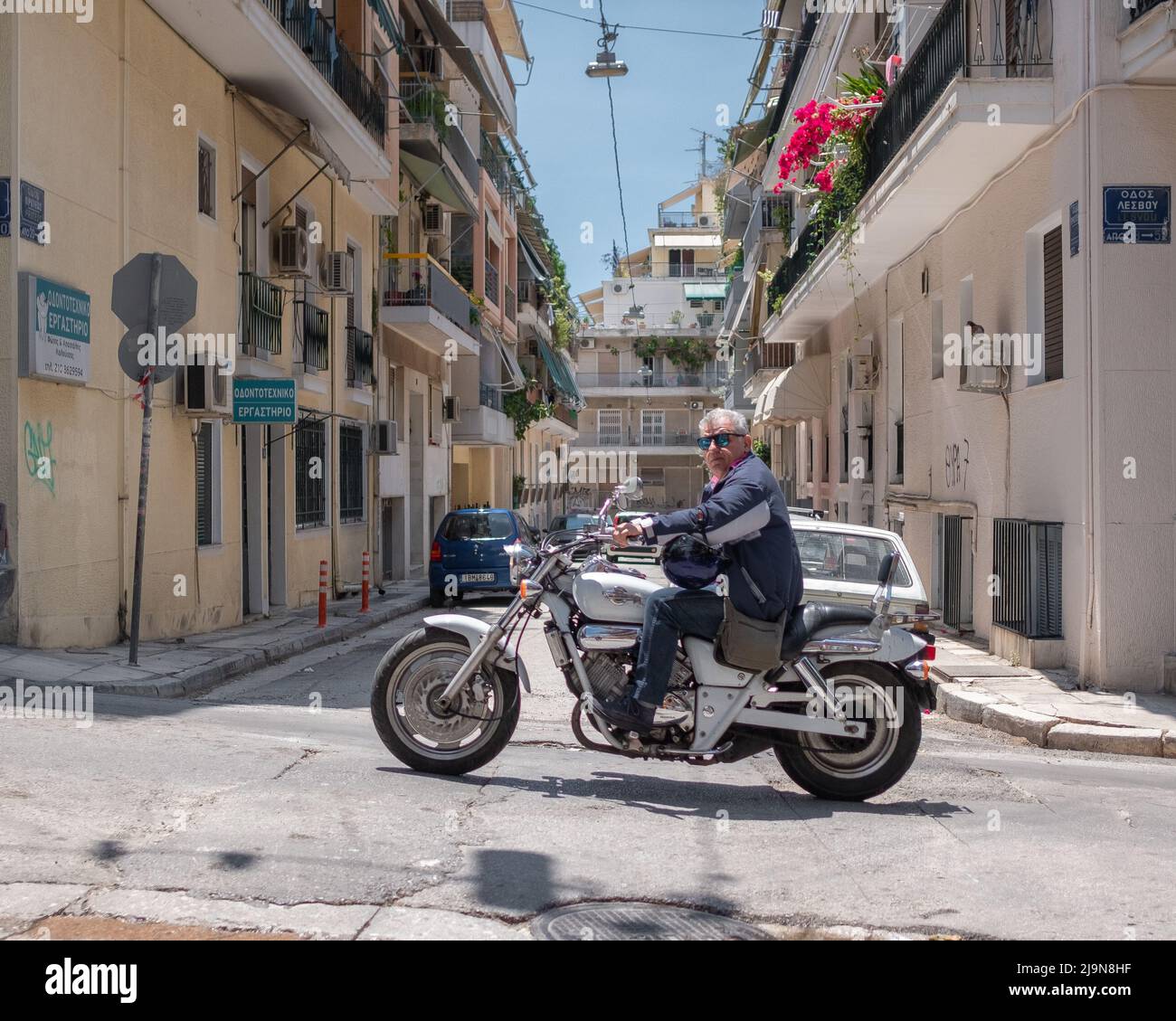 Uomo d'affari in moto Harley ad Atene Foto Stock